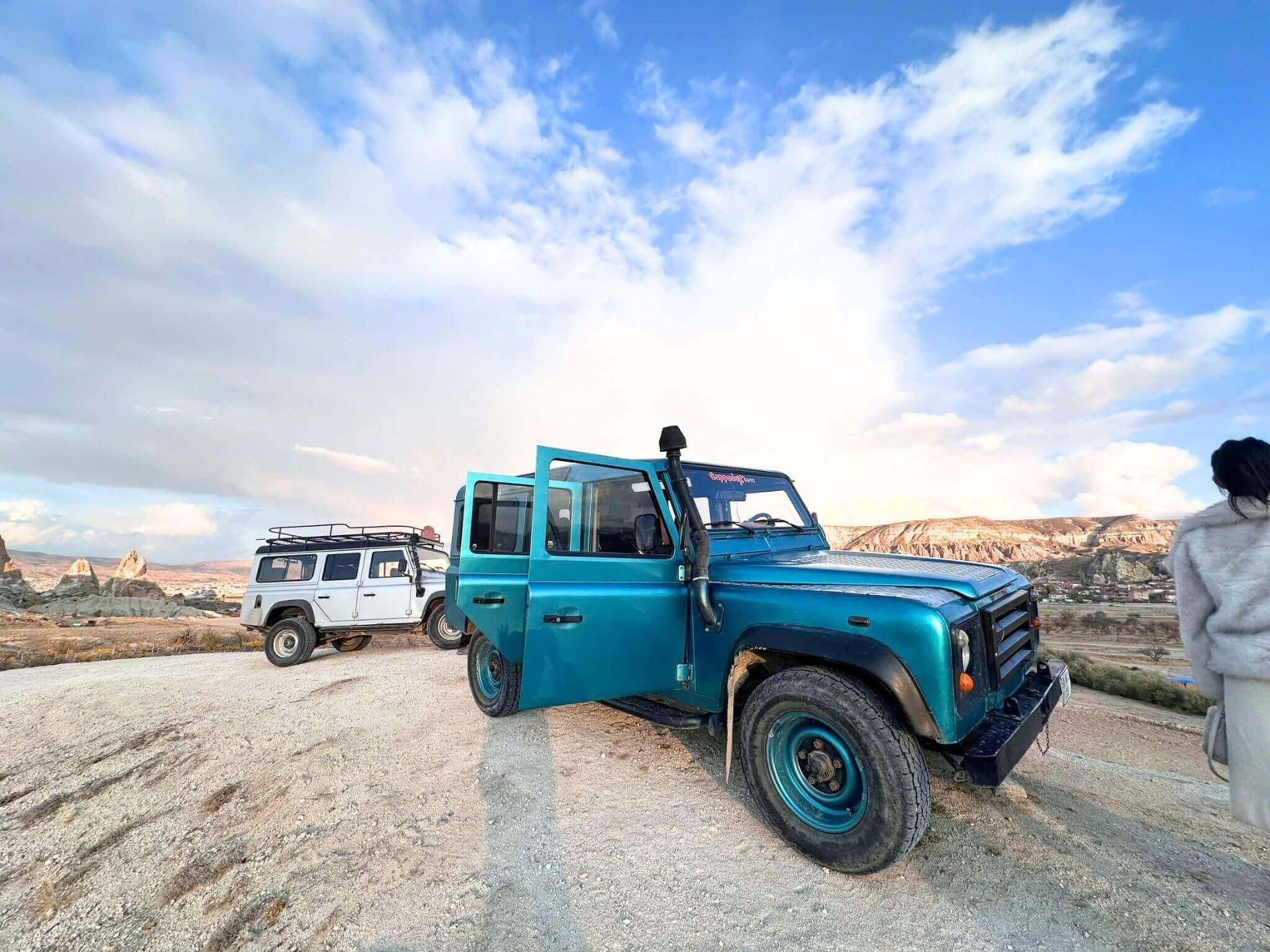 Hoạt động trải nghiệm xe Jeep dạo quanh các thung lũng