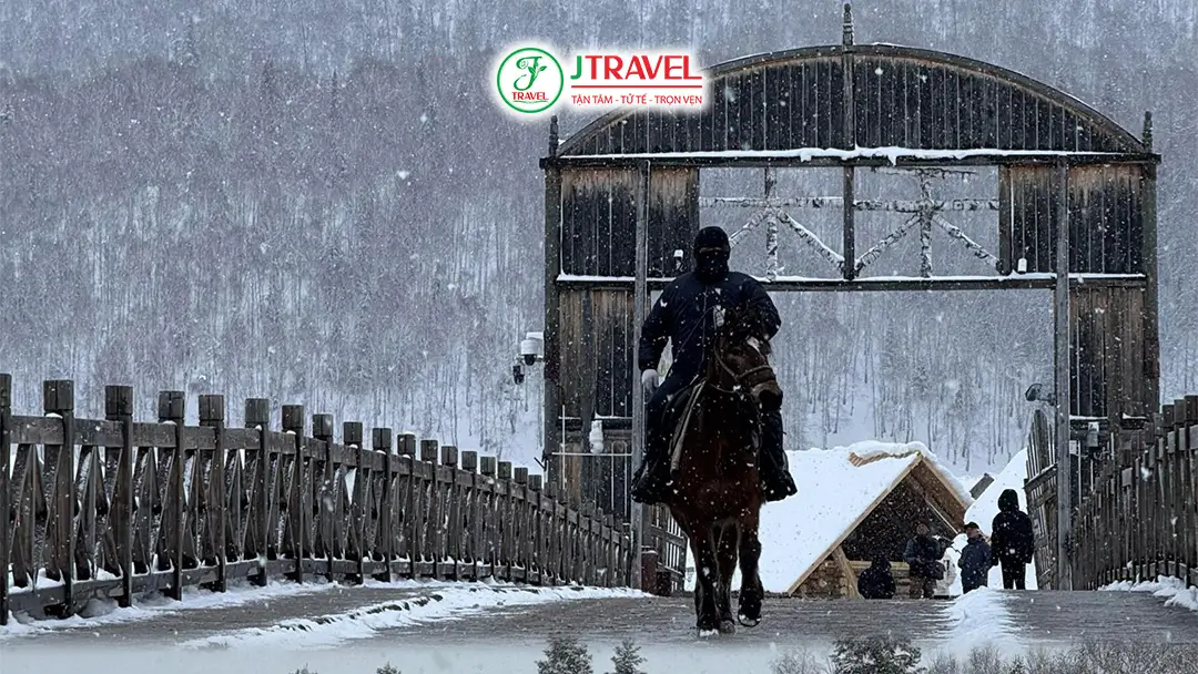 Cưỡi ngựa giữa làng tuyết Hemu