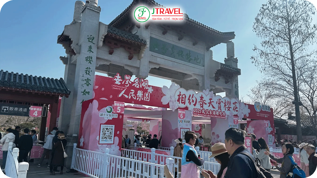 Vườn mở cửa theo mùa và năm nào cũng tổ chức chuỗi hoạt động vui chơi