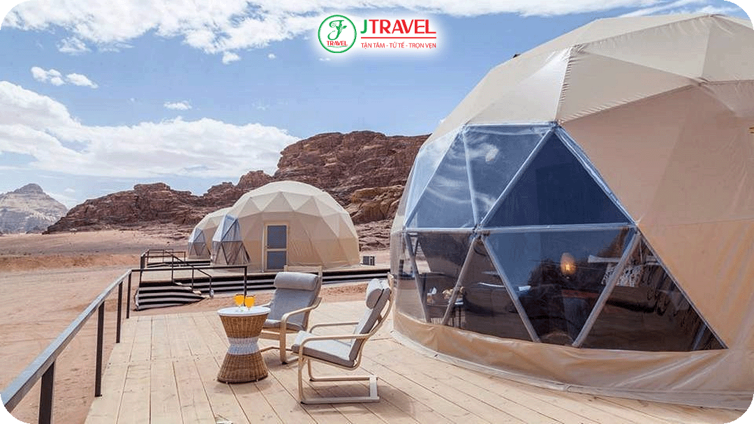 Khu vực ban công hoặc khoảng ngồi phía trước lều cho du khách thư giãn