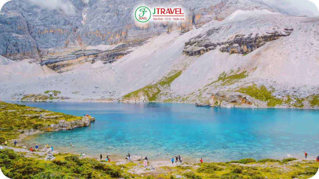 Hồ Sữa Á Đinh tháng 10 -Mặt hồ xanh ngọc phản chiếu mây trắng bồng bềnh