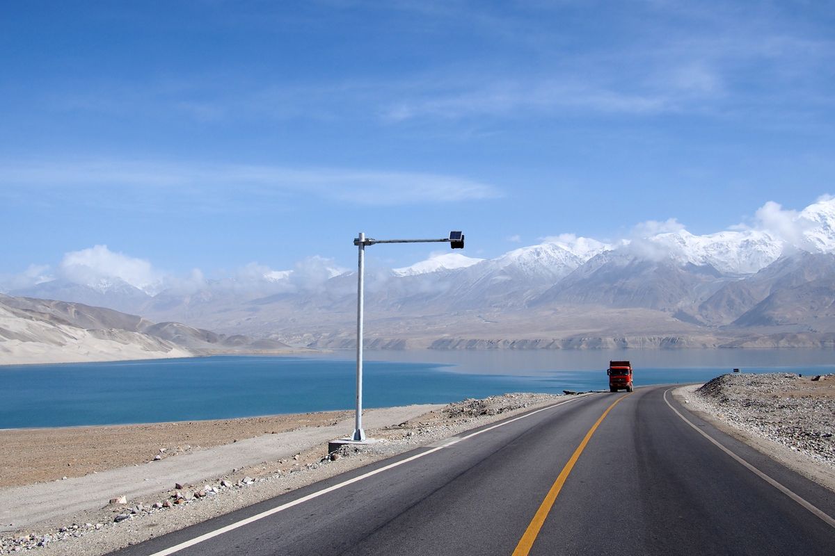 Đường Karakoram (G314) chạy ven hồ Baisha, Tân Cương