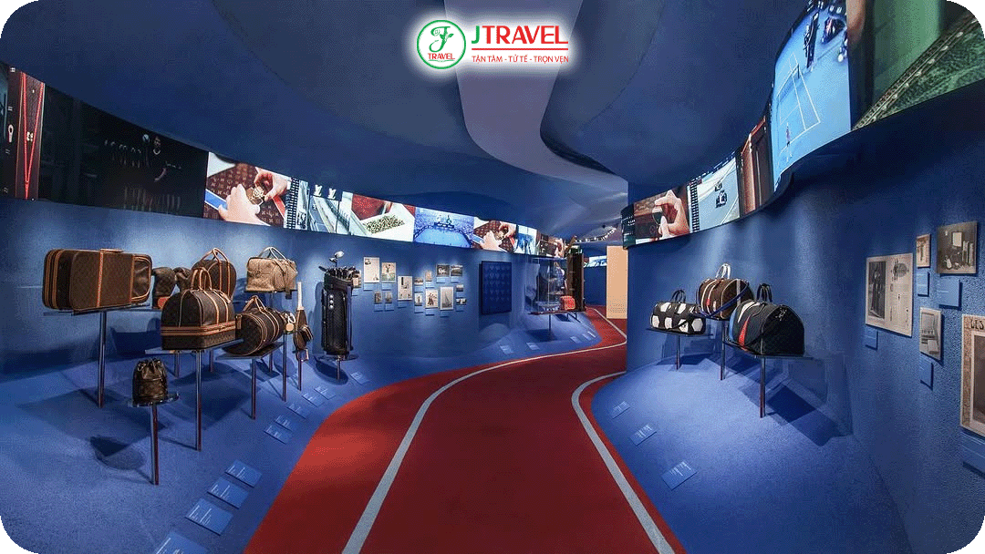 Khu triển lãm “Visionary Journeys” tại hai tầng đầu của The Louis