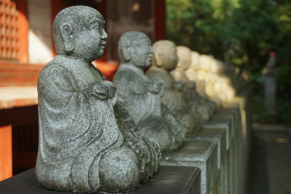 Hàng tượng Phật trên núi Takao