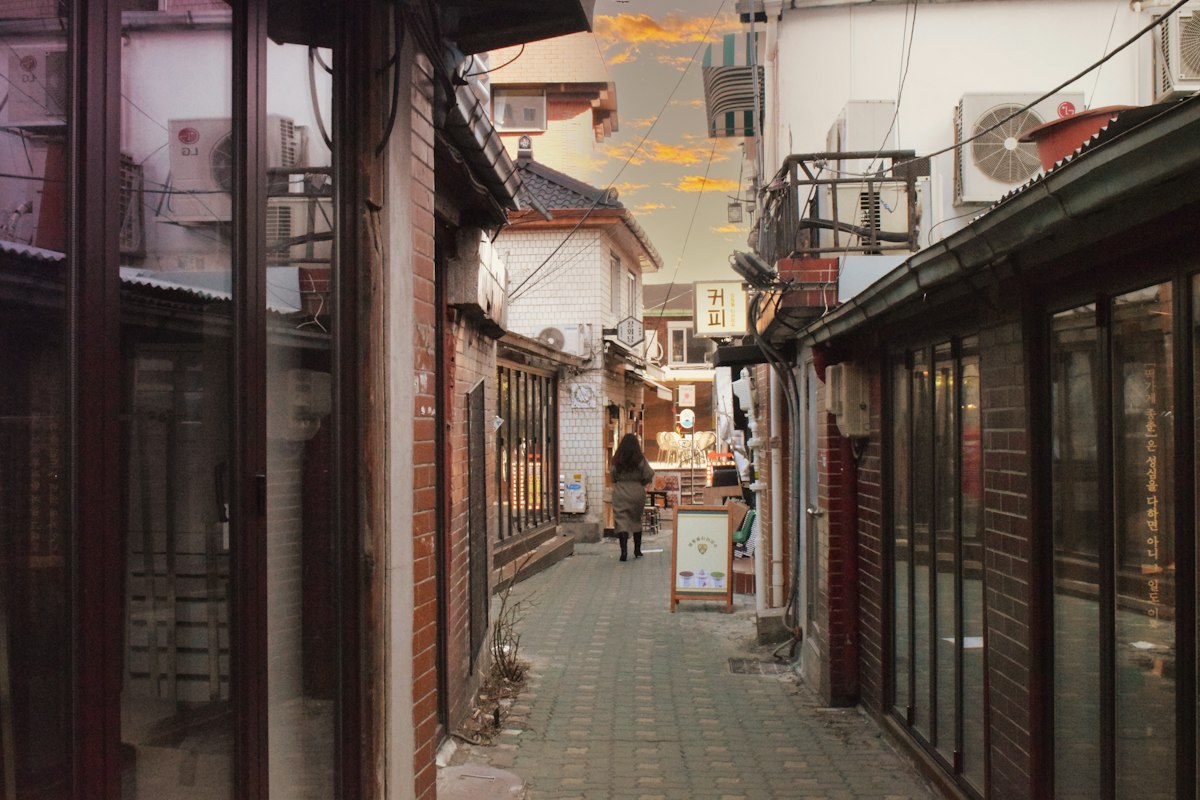 Con hẻm Hanok nhỏ xinh ở Seoul