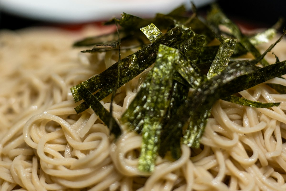 Sợi mì Soba kiều mạch rắc rong biển