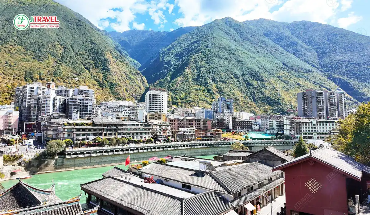 Thành phố Khang Định nằm dọc thung lũng sông