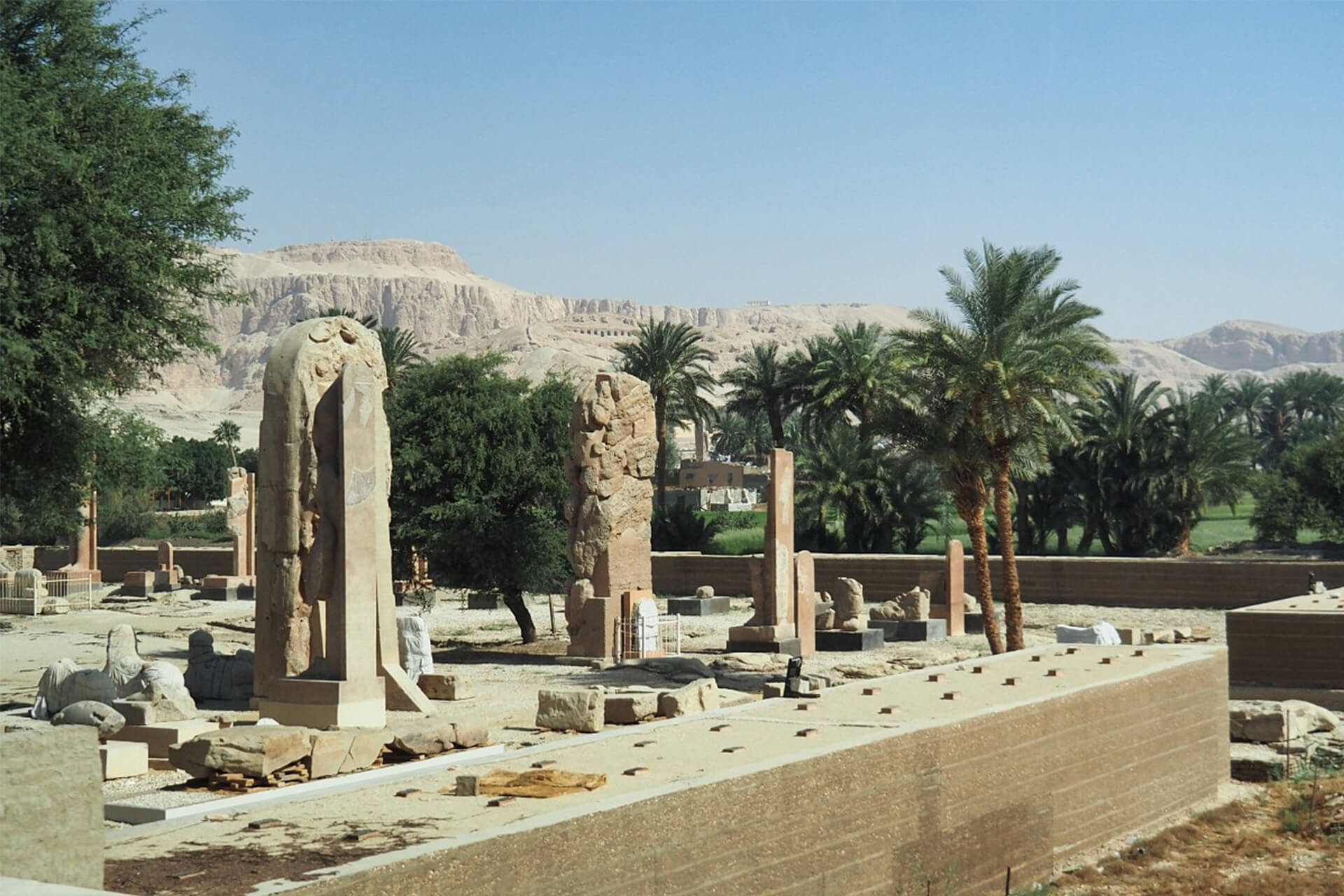 Trong khuôn viên Đền thờ Amenhotep III