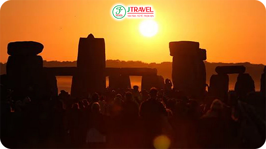 Đón hạ chí tại vòng tròn đá Stonehenge