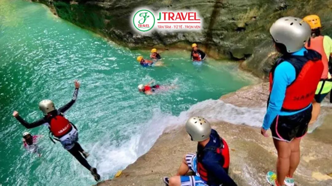Guide canyoneering cebu hỗ trợ an toàn trong canyon philippines