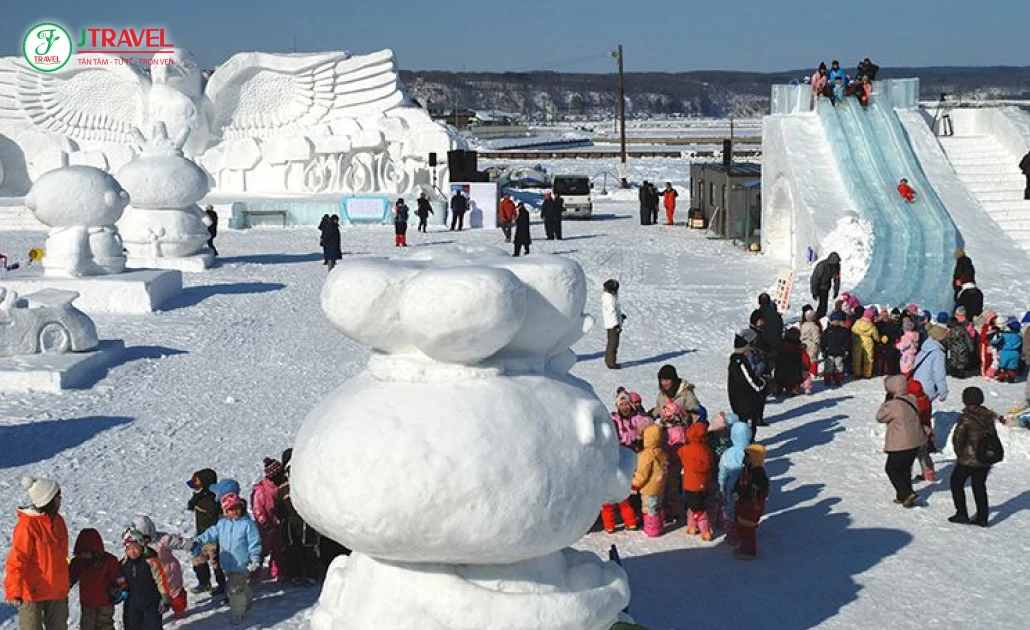 Du khách di chuyển giữa các khu vực lễ hội tuyết Sapporo