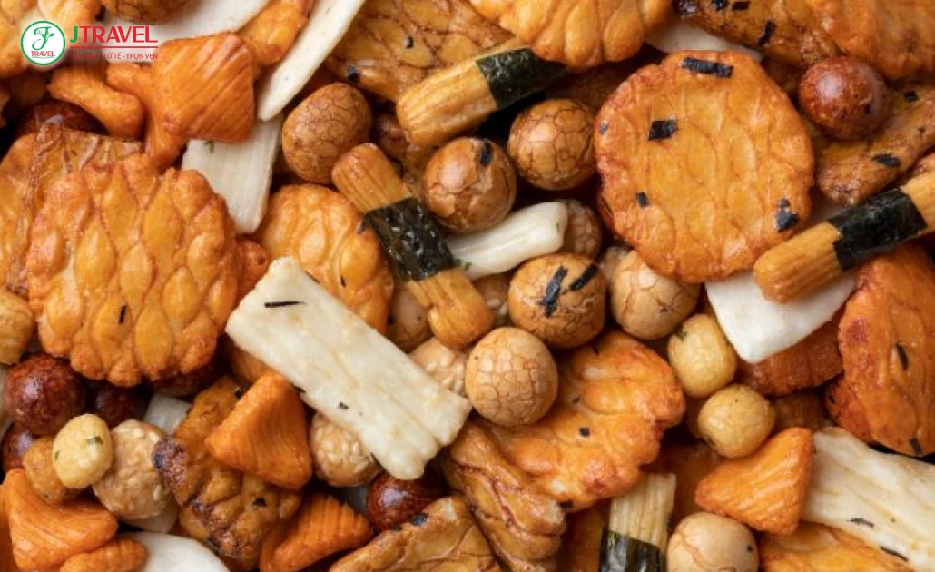 Senbei bánh gạo nướng giòn rụm có vị mặn hoặc ngọt