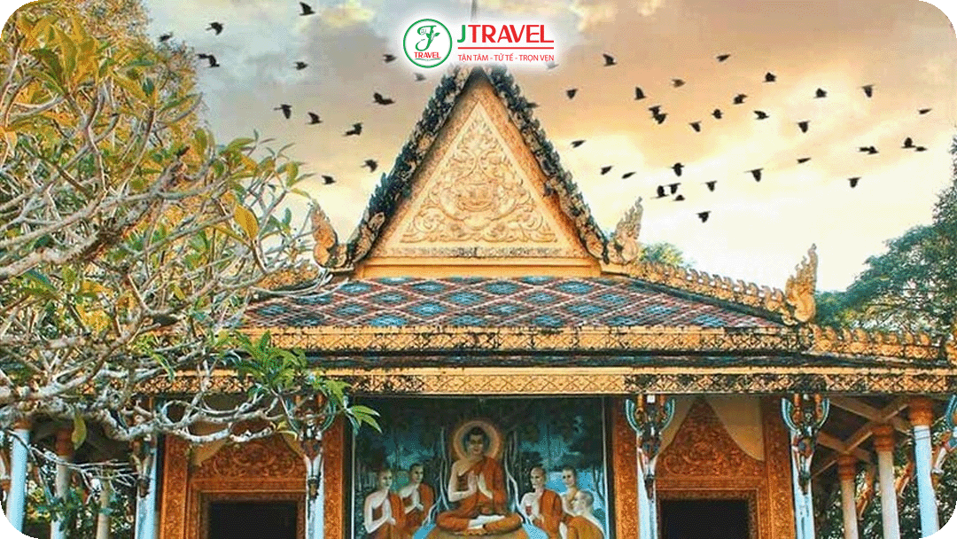 Chùa Dơi gây ấn tượng bởi khuôn viên nhiều cây cổ thụ và dơi