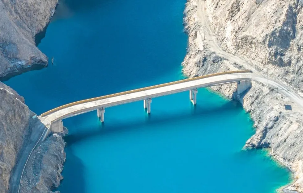 Cây cầu bắc qua hồ Xanh Bandir màu ngọc lam, cao nguyên Pamir