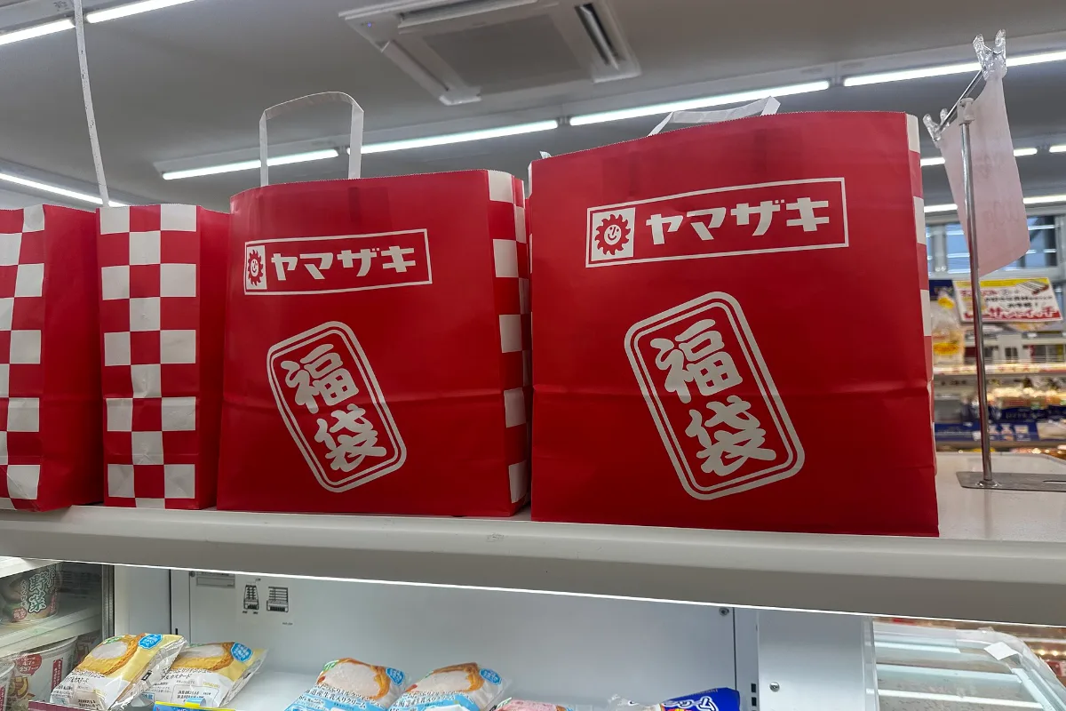 Túi fukubukuro đỏ trắng ở Nhật Bản