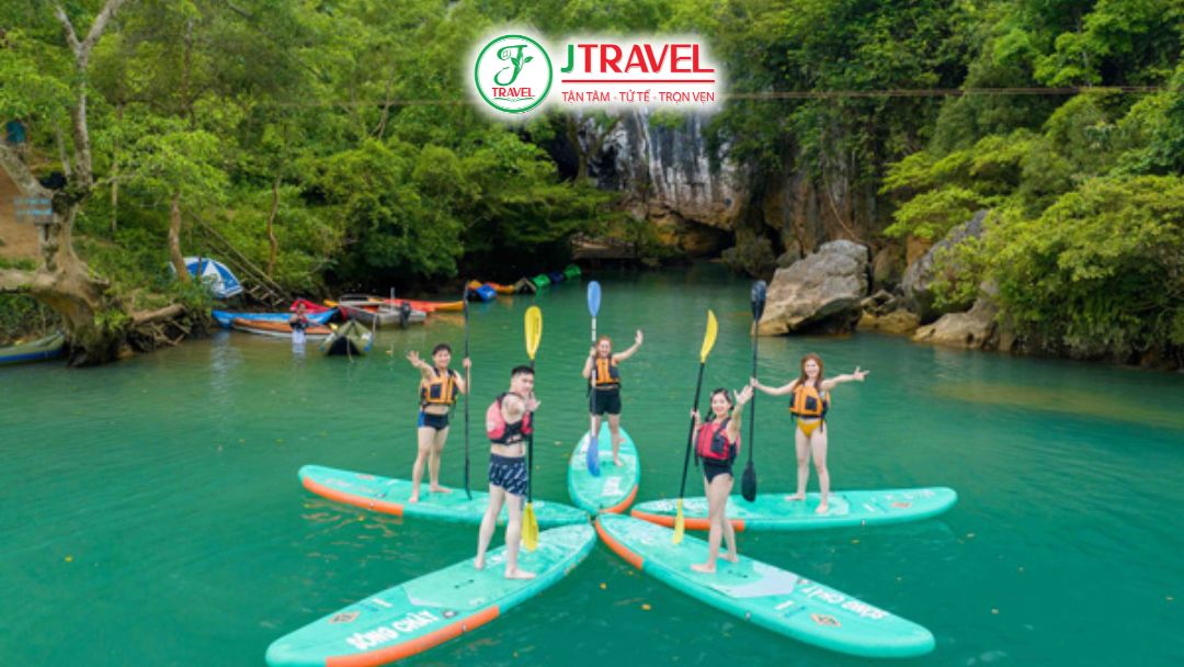 Du khách chèo SUP trên sông xanh tại Phong Nha – Kẻ Bàng