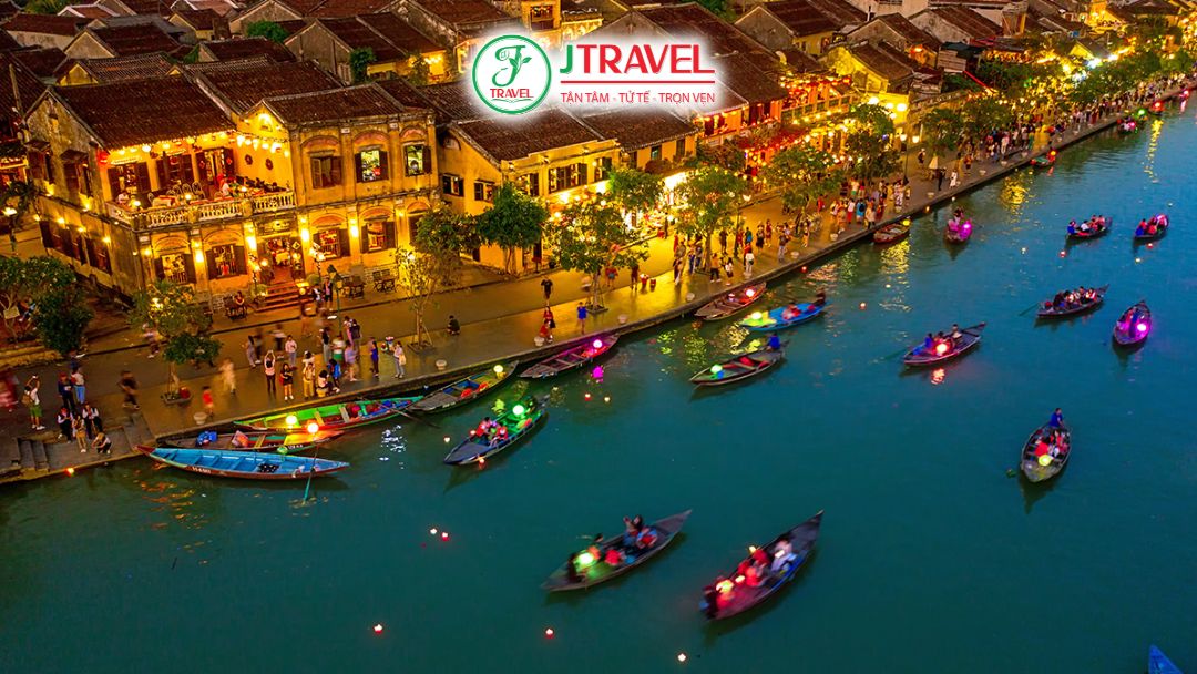 Phố cổ Hội An lung linh về đêm thu hút du khách