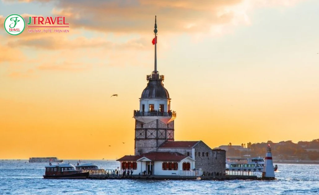 Hoàng hôn ở Istanbul vào mùa xuân và mùa hè với bầu trời trong xanh