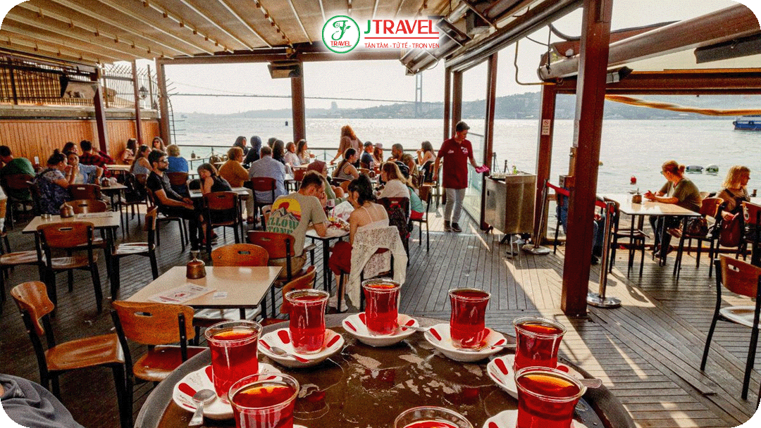 Çengelköy Tarihi Çınaraltı là điểm hẹn quen thuộc của nhiều thế hệ người Istanbul