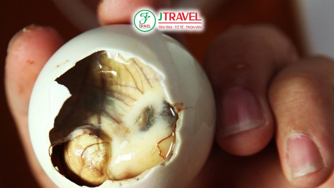 Trứng vịt lộn Philippines balut luộc ăn kèm muối giấm