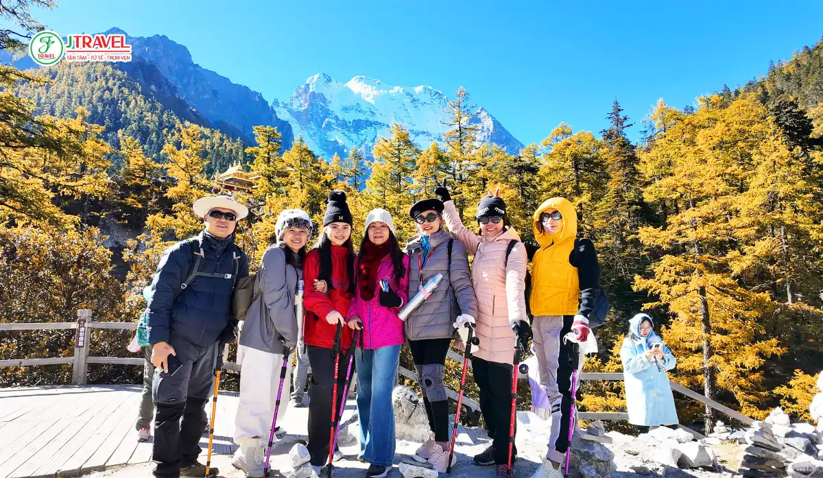 Đoàn khách J Travel dưới tán rừng thu Á Đinh