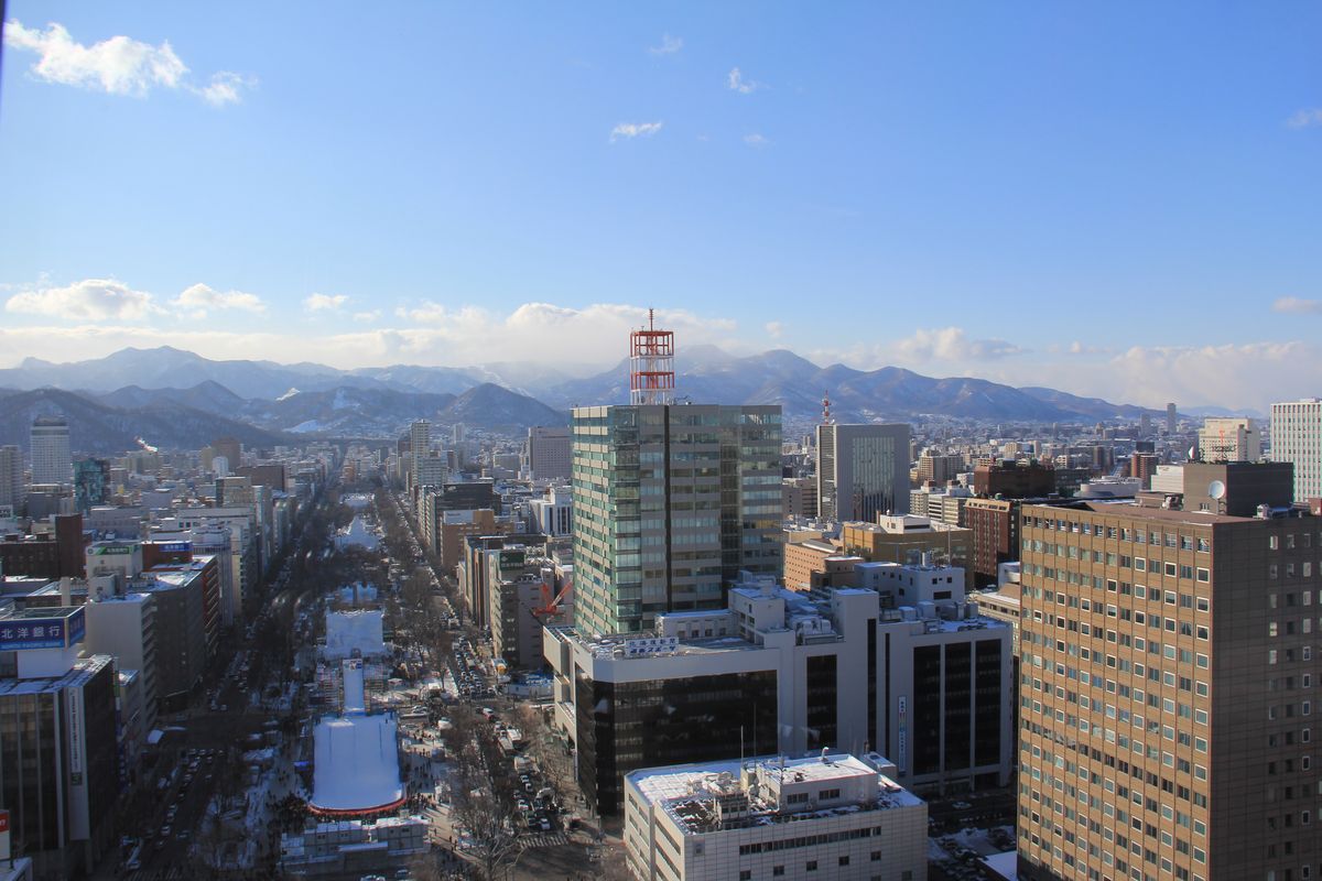 Công viên Odori với các tượng tuyết lễ hội nhìn từ trên cao, Sapporo