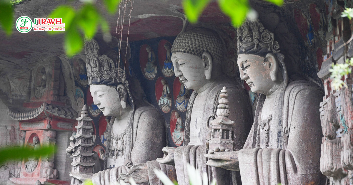 Quần thể Đại Túc gồm năm cụm tượng chính nằm rải rác trên các ngọn núi quanh khu vực