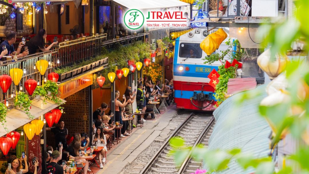 Quán cà phê ven đường Hà Nội thu hút du khách