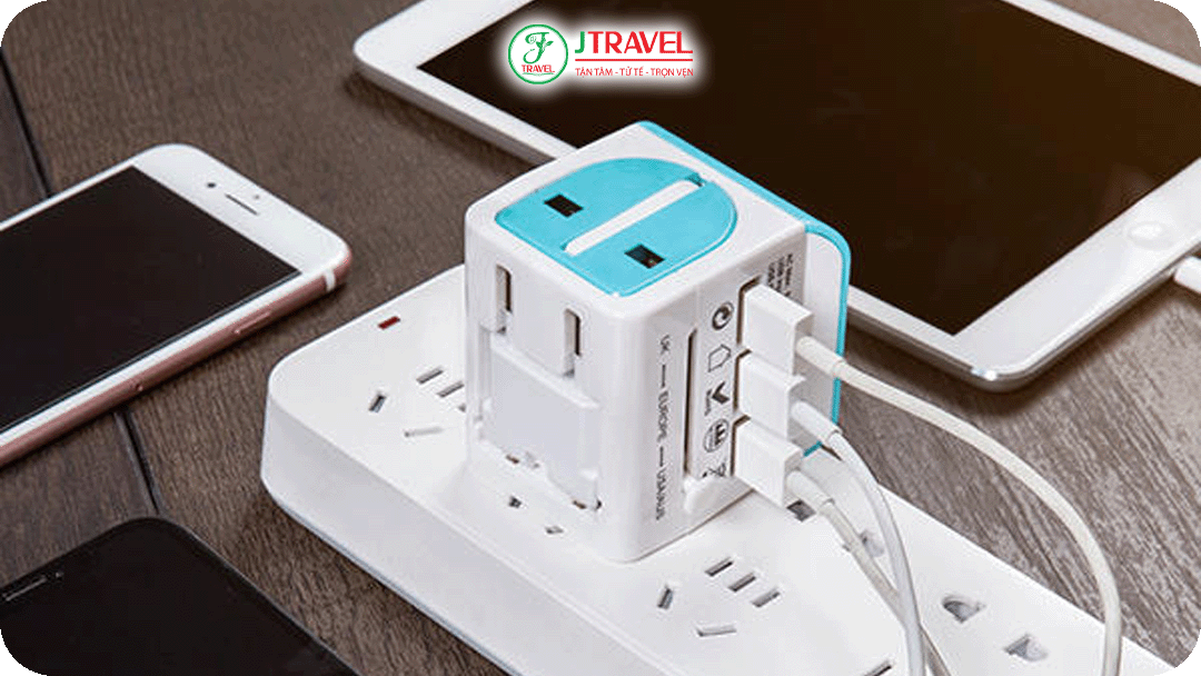 ổ cắm chuyển đổi, pin dự phòng là thứ cần thiết khi du lịch