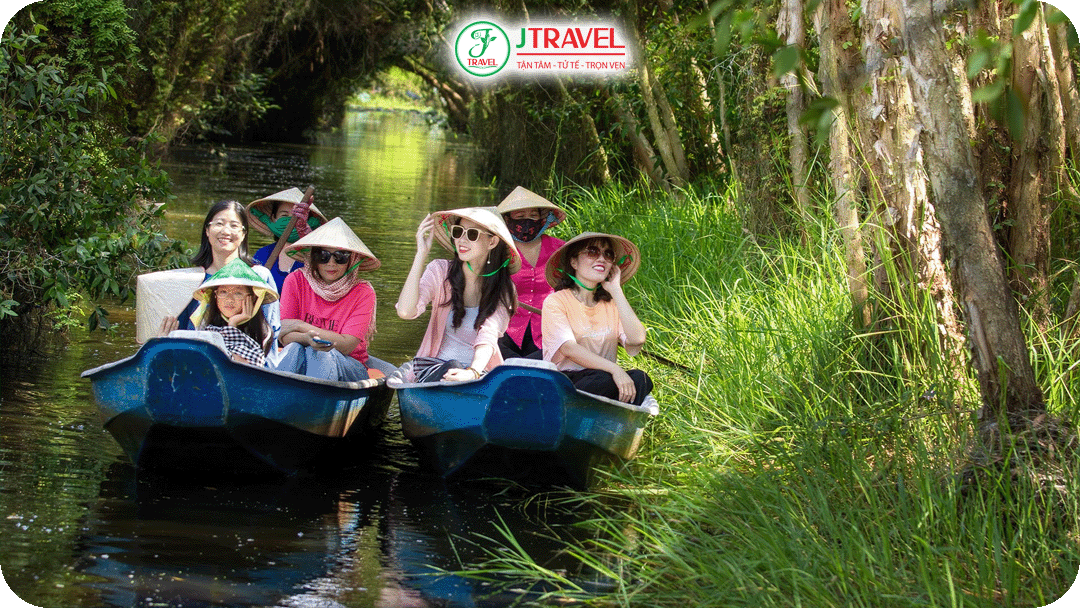 Du khách tham quan bằng xuồng tại làng nổi Tân Lập