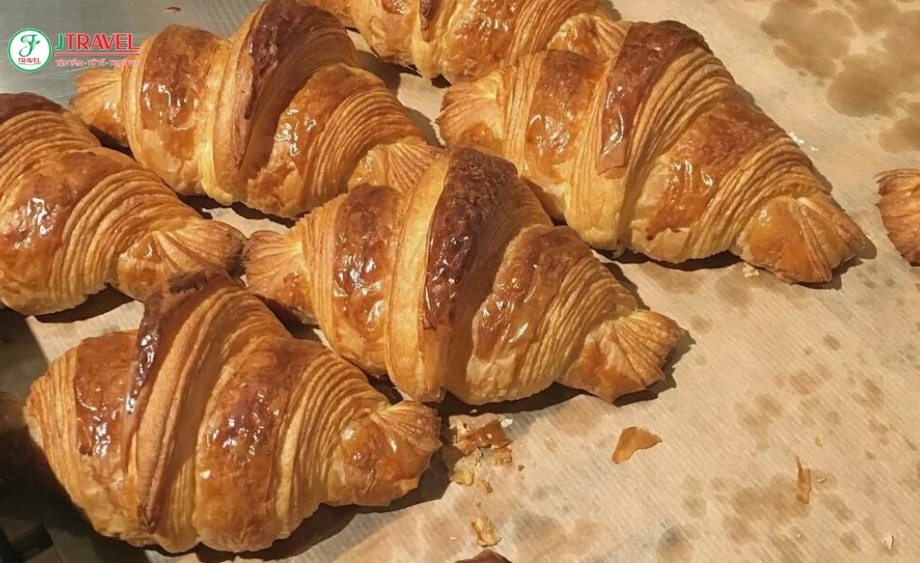 Croissant bánh mì sừng bò truyền thống của ẩm thực Pháp