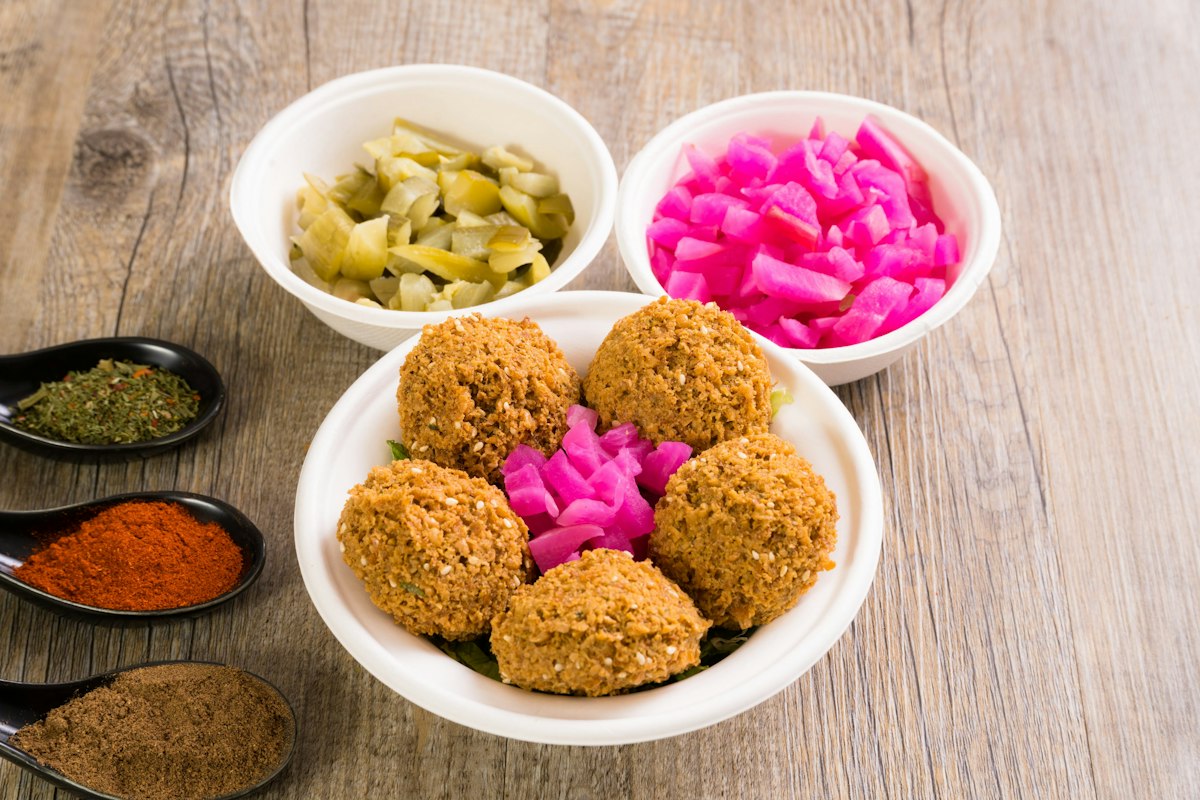Bánh đậu chiên giòn ăn kèm rau củ
