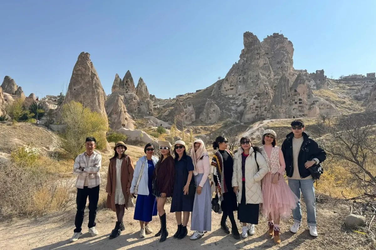 Đoàn khách J Travel nhiều lứa tuổi tham quan Cappadocia