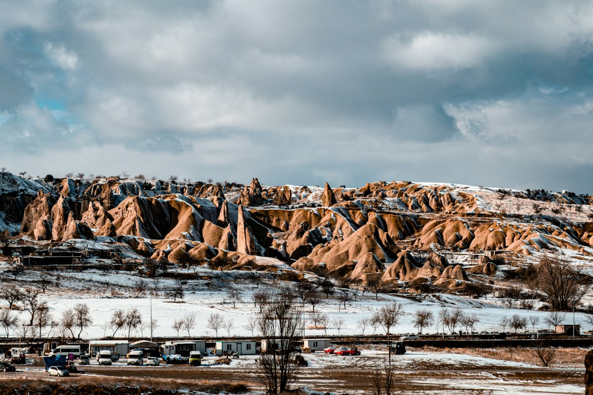 Những khối đá Cappadocia phủ tuyết trắng mùa đông