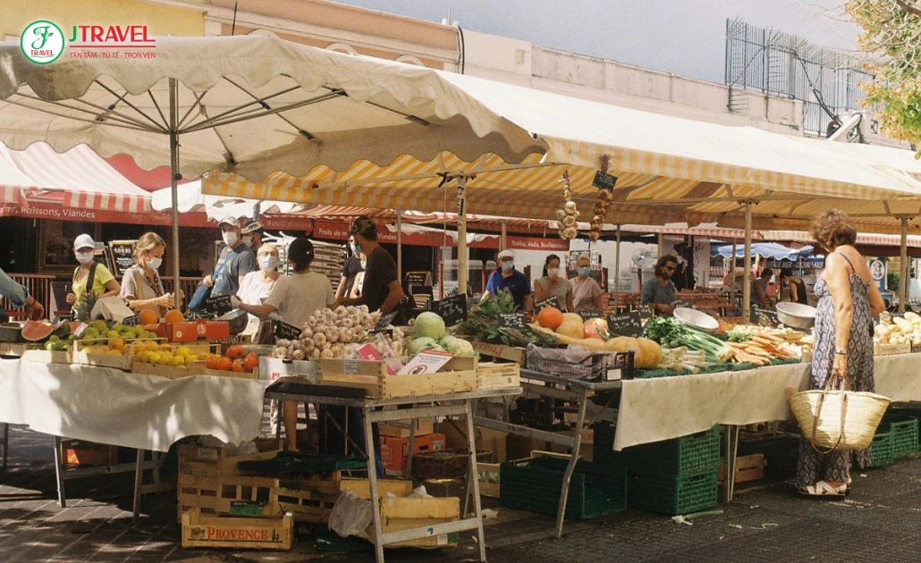 Chợ Campo de’ Fiori Rome với các quầy rau củ