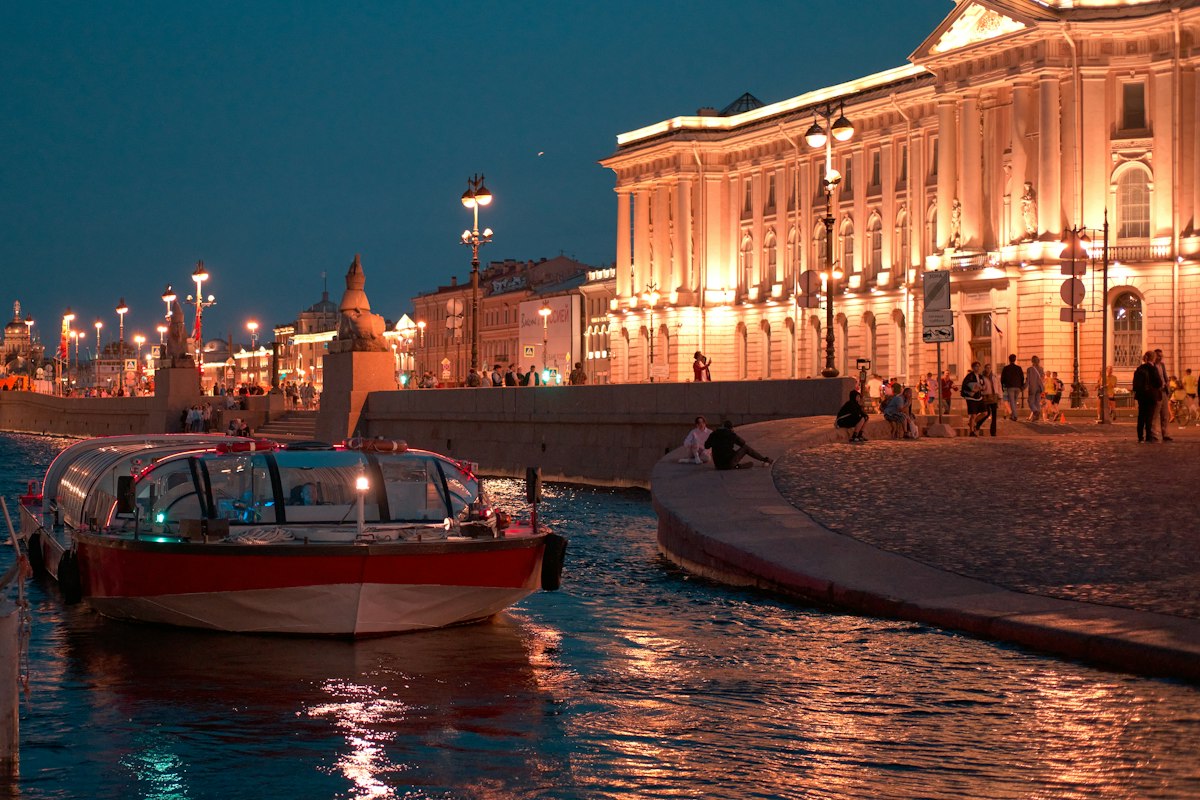Du thuyền bên bờ sông Neva lúc chạng vạng ở Saint Petersburg