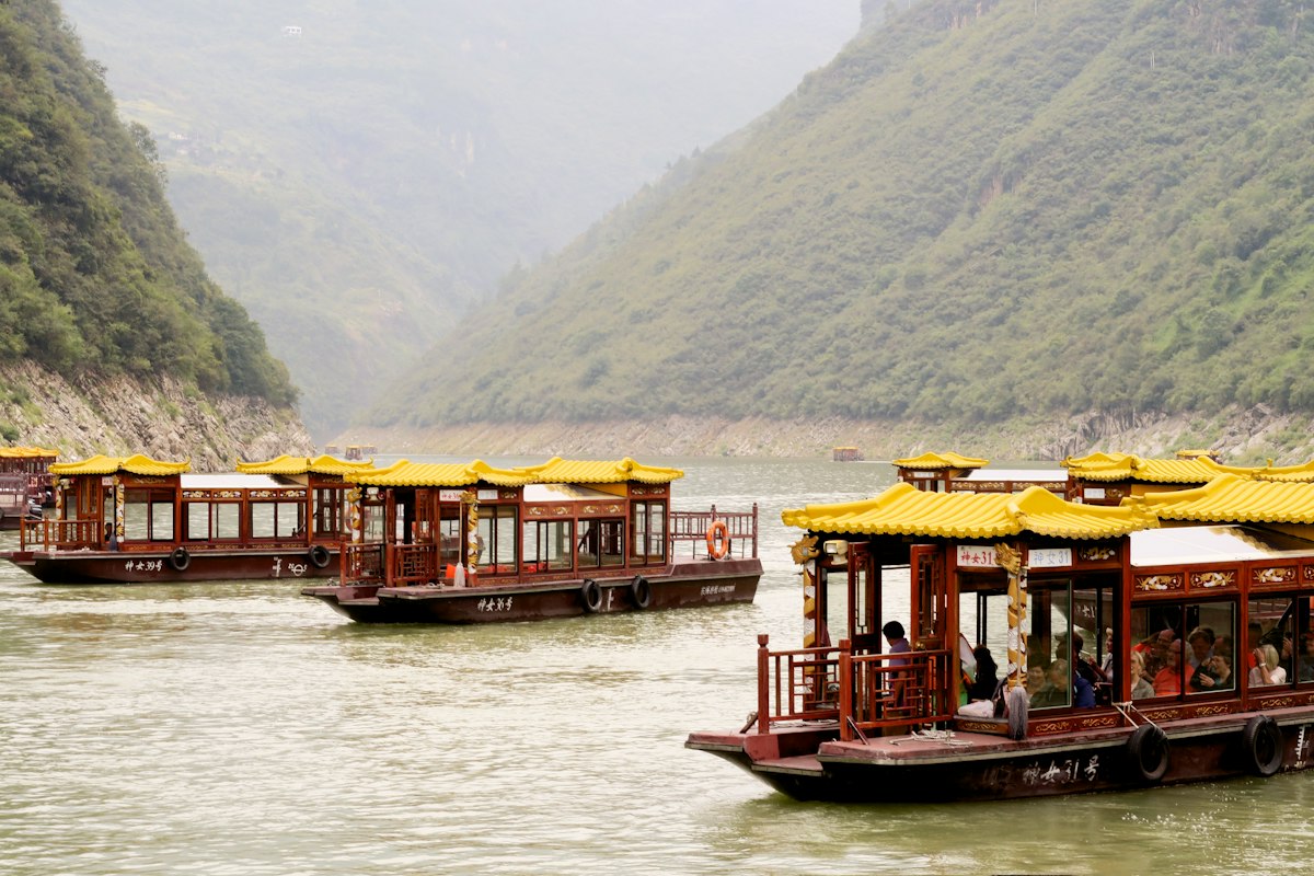 Tàu thuyền trên dòng sông giữa hẻm núi