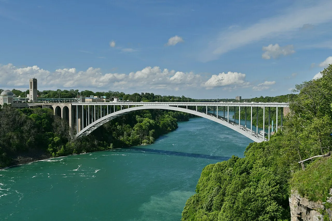 Cầu Rainbow nối Mỹ và Canada, cửa khẩu đường bộ gần thác Niagara