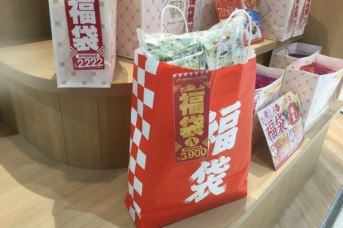 Khách xếp hàng mua fukubukuro ở Tokyo