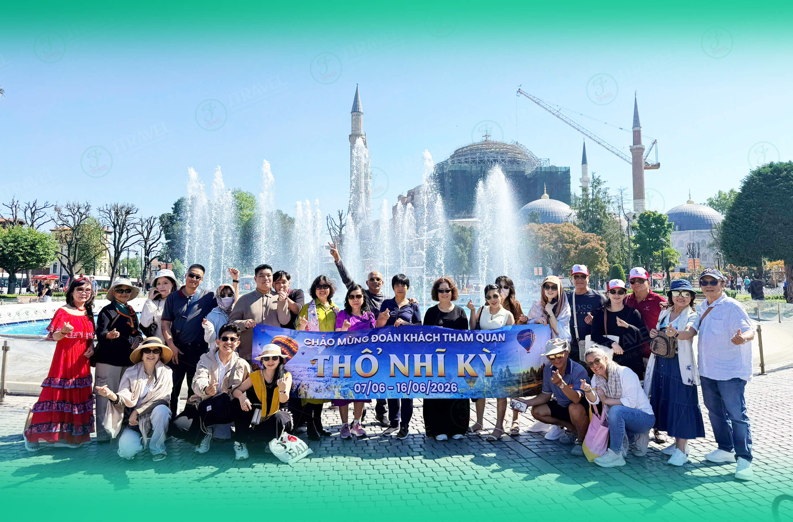Thánh đường Hagia Sophia nhìn từ quảng trường Sultanahmet