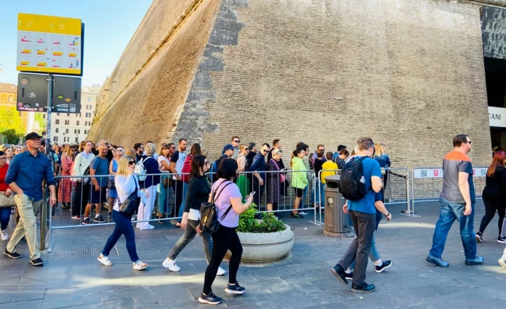 Du khách mặc trang phục lịch sự che vai và đầu gối khi tham quan Vatican