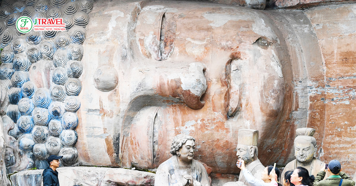 Núi Bắc Sơn (Beishan) chứa hai cụm tượng dọc theo vách đá dài khoảng 300 m