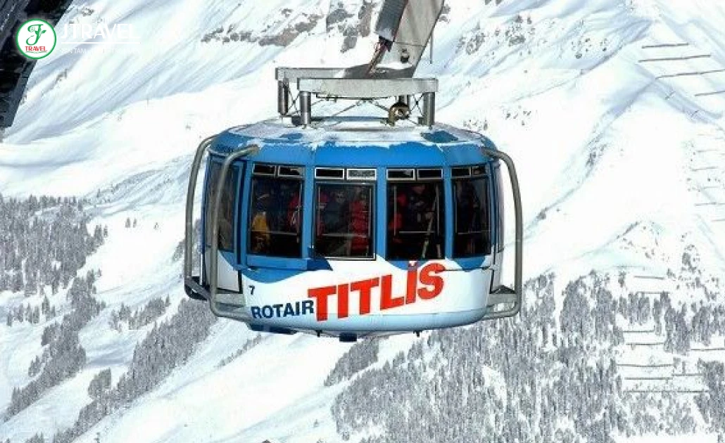 Cáp treo xoay 360 độ Titlis Rotair đưa du khách lên đỉnh núi Titlis, Thụy Sĩ