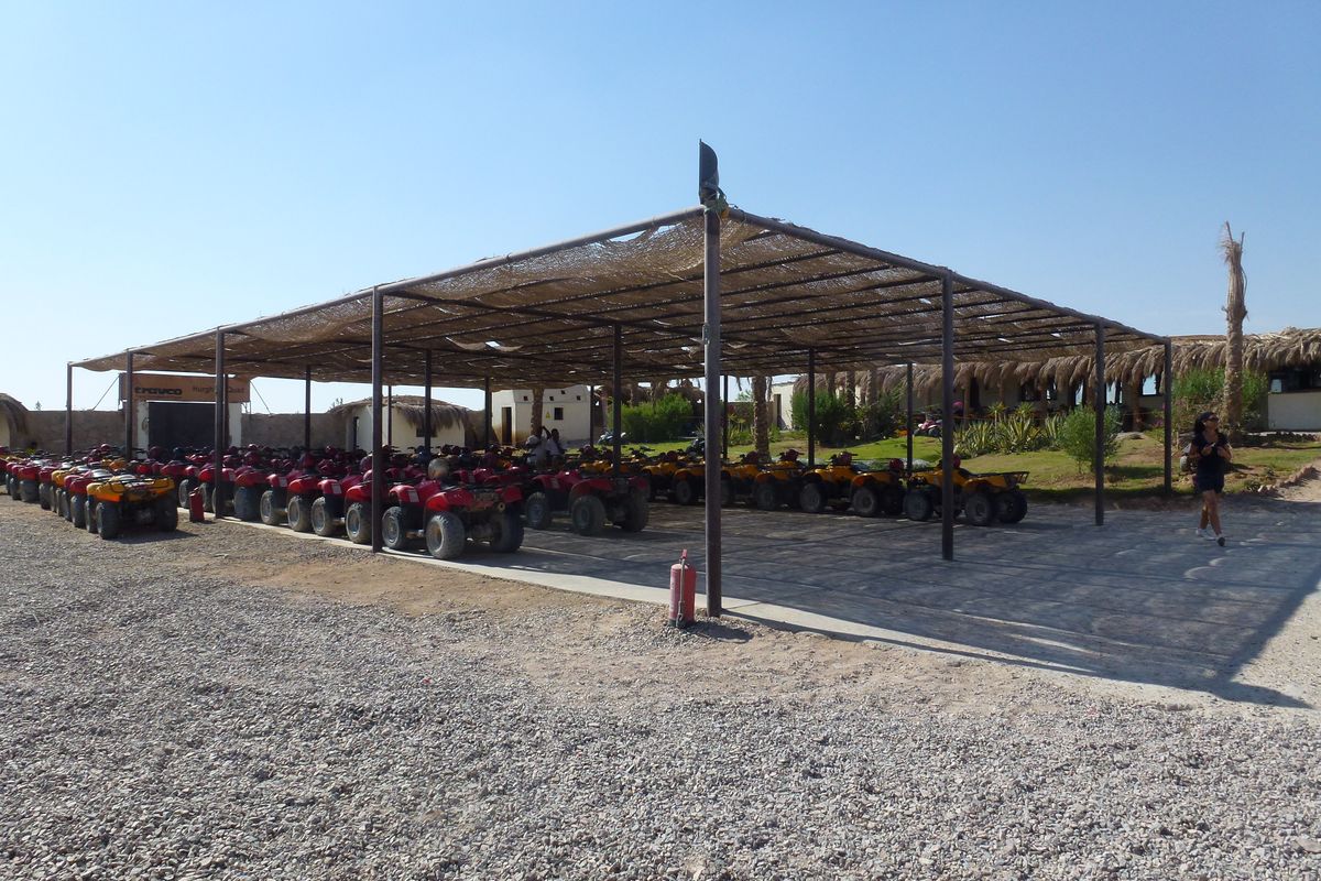 Đoàn xe ATV chờ khách tại điểm xuất phát safari ở Hurghada