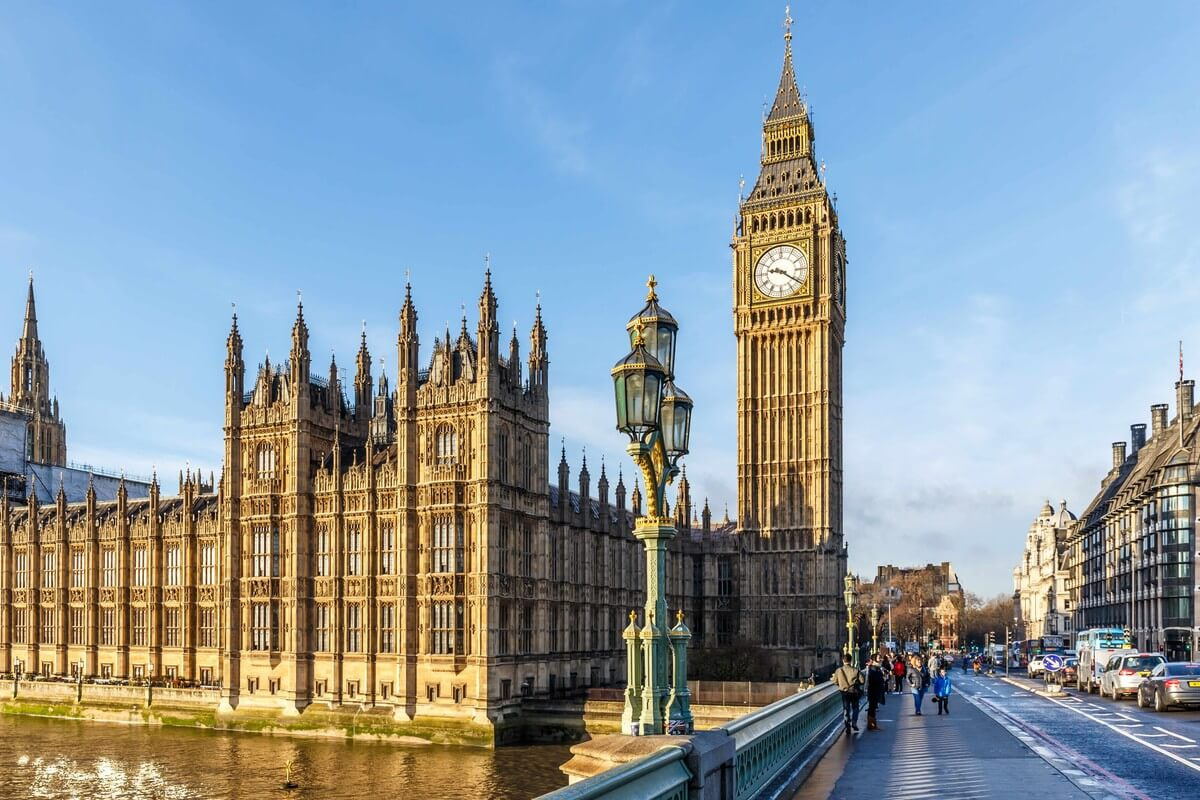 Tháp đồng hồ Big Ben được thiết kế theo kiến trúc tân Gothic 