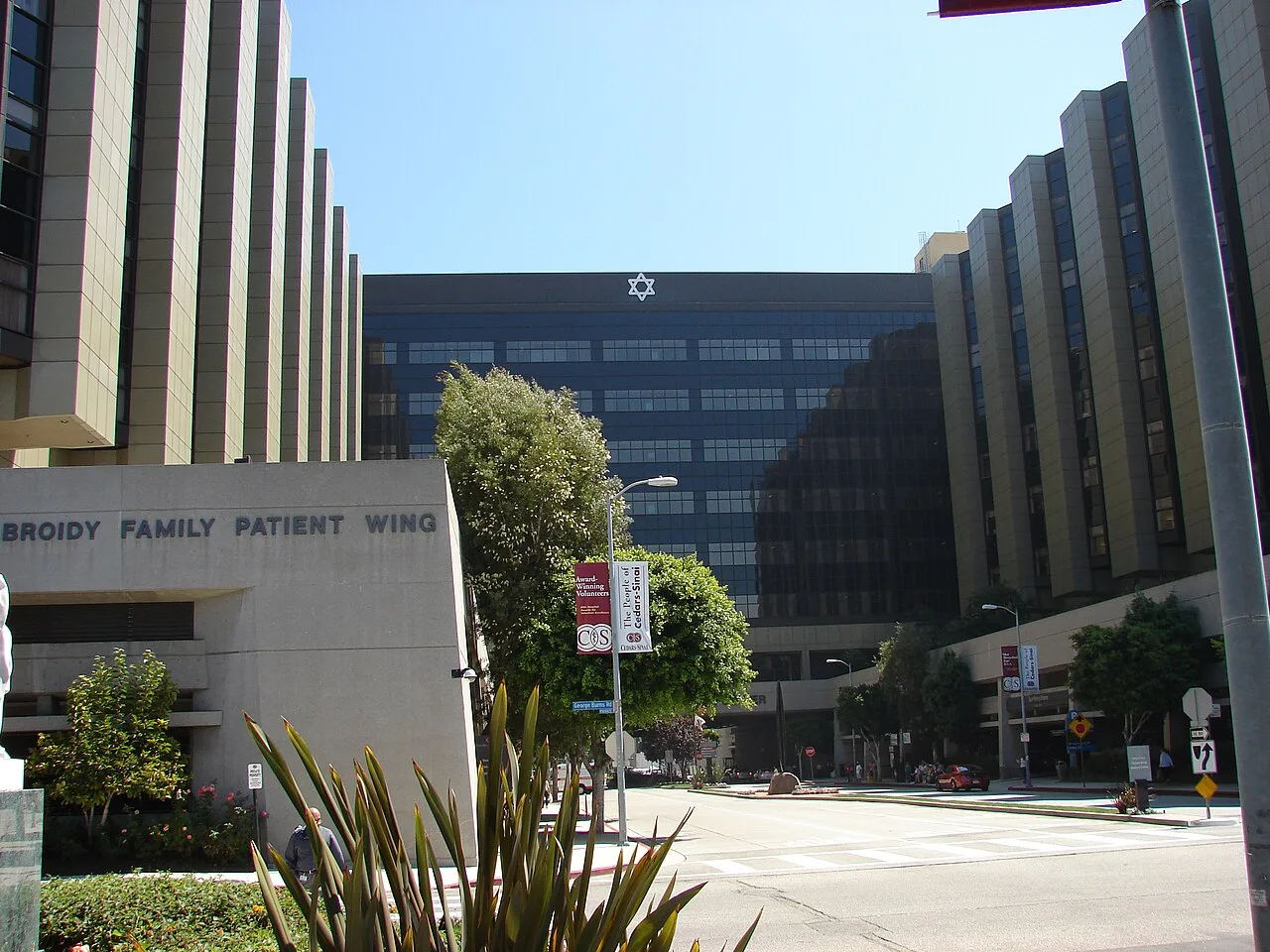 Bệnh viện Cedars-Sinai ở Los Angeles, chi phí y tế ở Mỹ rất cao nếu không có bảo hiểm du lịch Mỹ