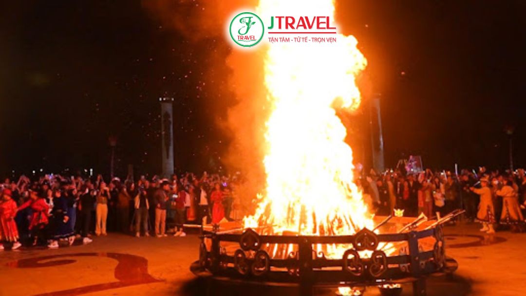 Đốt lửa trại và xem biểu diễn dân tộc