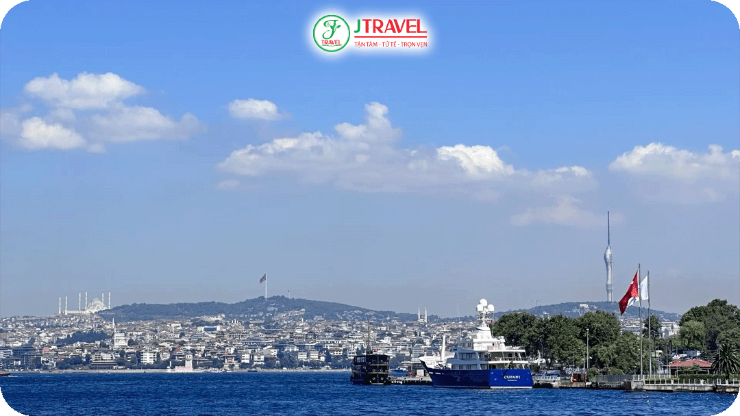 Izmir mùa hè – Trời nắng rực rỡ, biển Aegean xanh ngắt, lý tưởng cho du lịch biển và tắm nắng