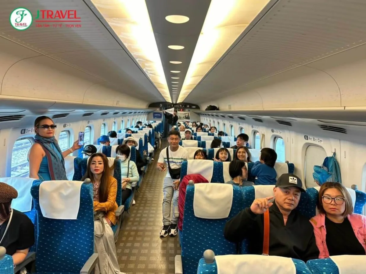 Du khách J Travel trên tàu Shinkansen