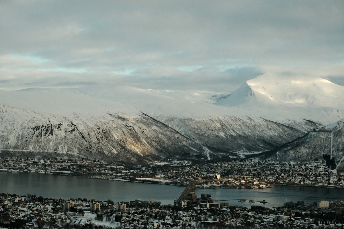 Thành phố Tromsø giữa núi tuyết lúc chạng vạng
